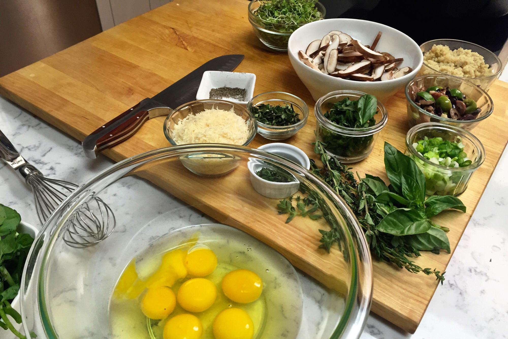 Mesa con ingredientes frescos y utensilios de cocina