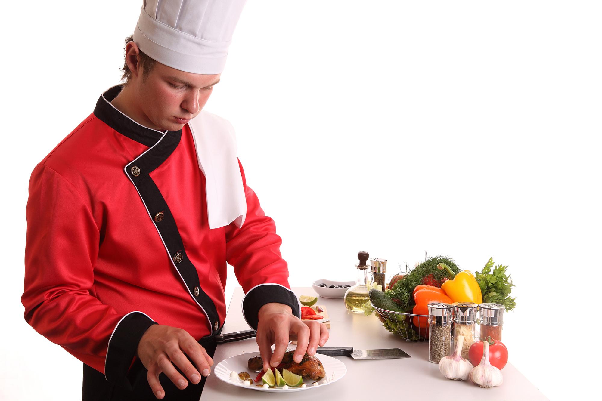 Chef enseñando una receta de cocina en una cocina moderna